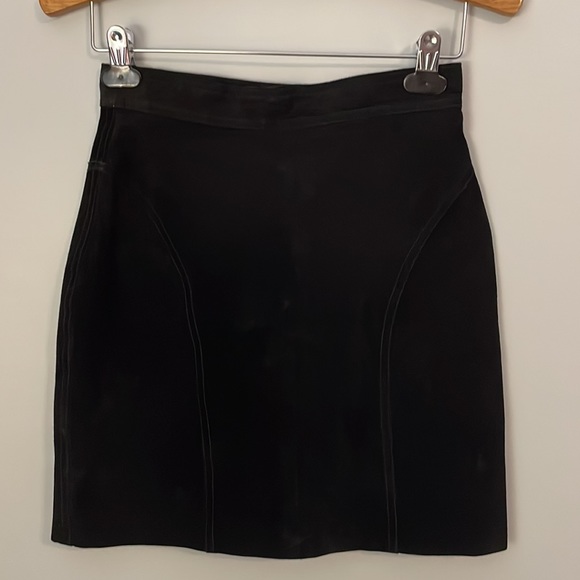 Vintage Cuir Classique I.O.U. Brand Pour Femme - Black Leather Skirt Size 7/8 - Picture 1 of 7